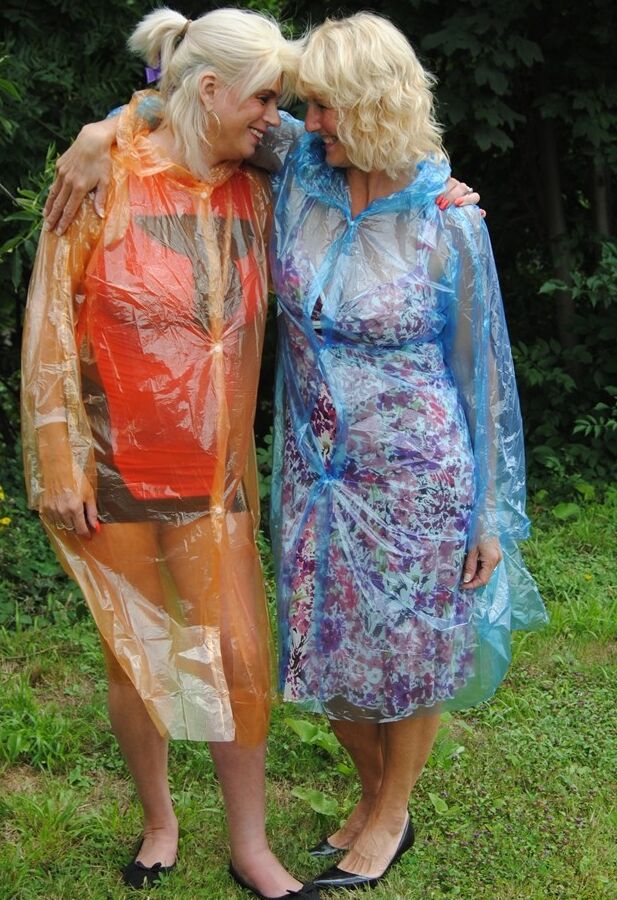 17P La lesbiana madura Dimonty y su novia cubren sus cuerpos desnudos con impermeables transparentes