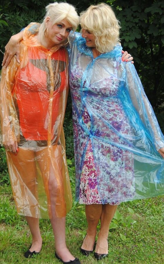 17P La lesbiana madura Dimonty y su novia cubren sus cuerpos desnudos con impermeables transparentes
