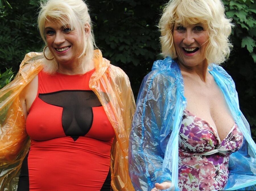 17P La lesbiana madura Dimonty y su novia cubren sus cuerpos desnudos con impermeables transparentes