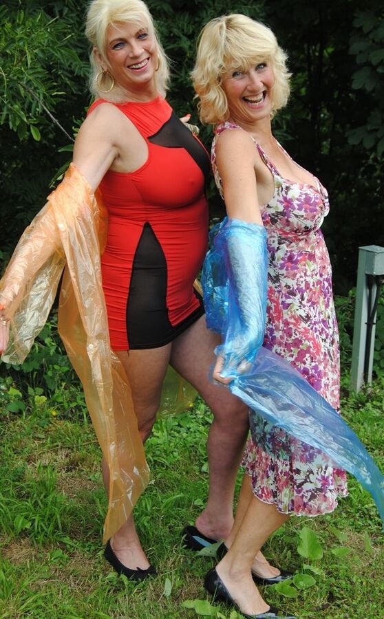 17P La lesbiana madura Dimonty y su novia cubren sus cuerpos desnudos con impermeables transparentes