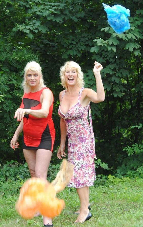 17P La lesbiana madura Dimonty y su novia cubren sus cuerpos desnudos con impermeables transparentes
