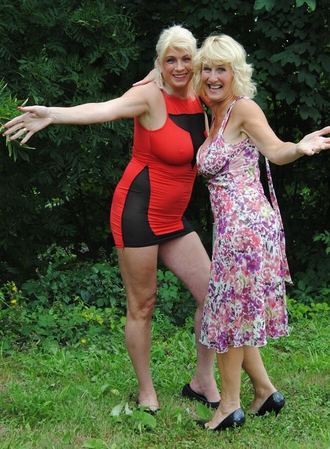 17P La lesbiana madura Dimonty y su novia cubren sus cuerpos desnudos con impermeables transparentes