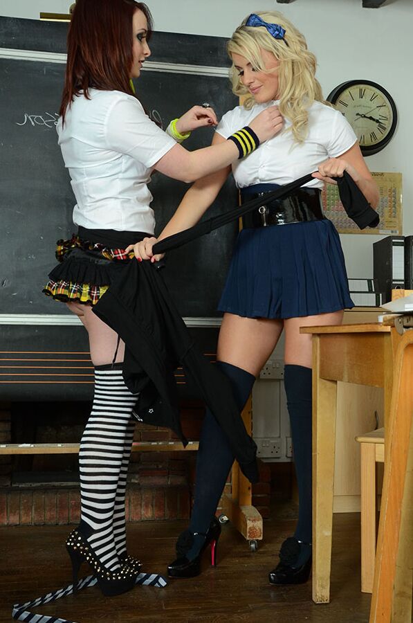 15P Jovens estudantes Amy Green e Sarah Stevens modelando leggings sexy