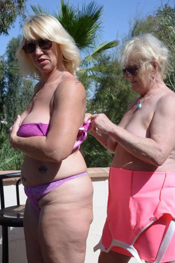 20P Melody, lesbienne mature, et son amant blonde se déshabillent avec des lunettes de soleil