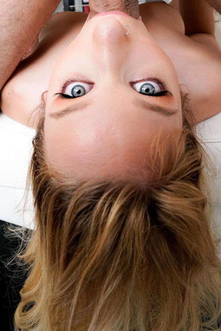 15P La joven rubia Kasey Miller se quita la lencería transparente antes de una mamada en POV