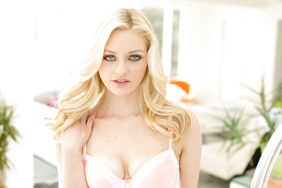 16P A linda loira de 18 anos Alli Rae parecendo uma boneca em lingerie sexy