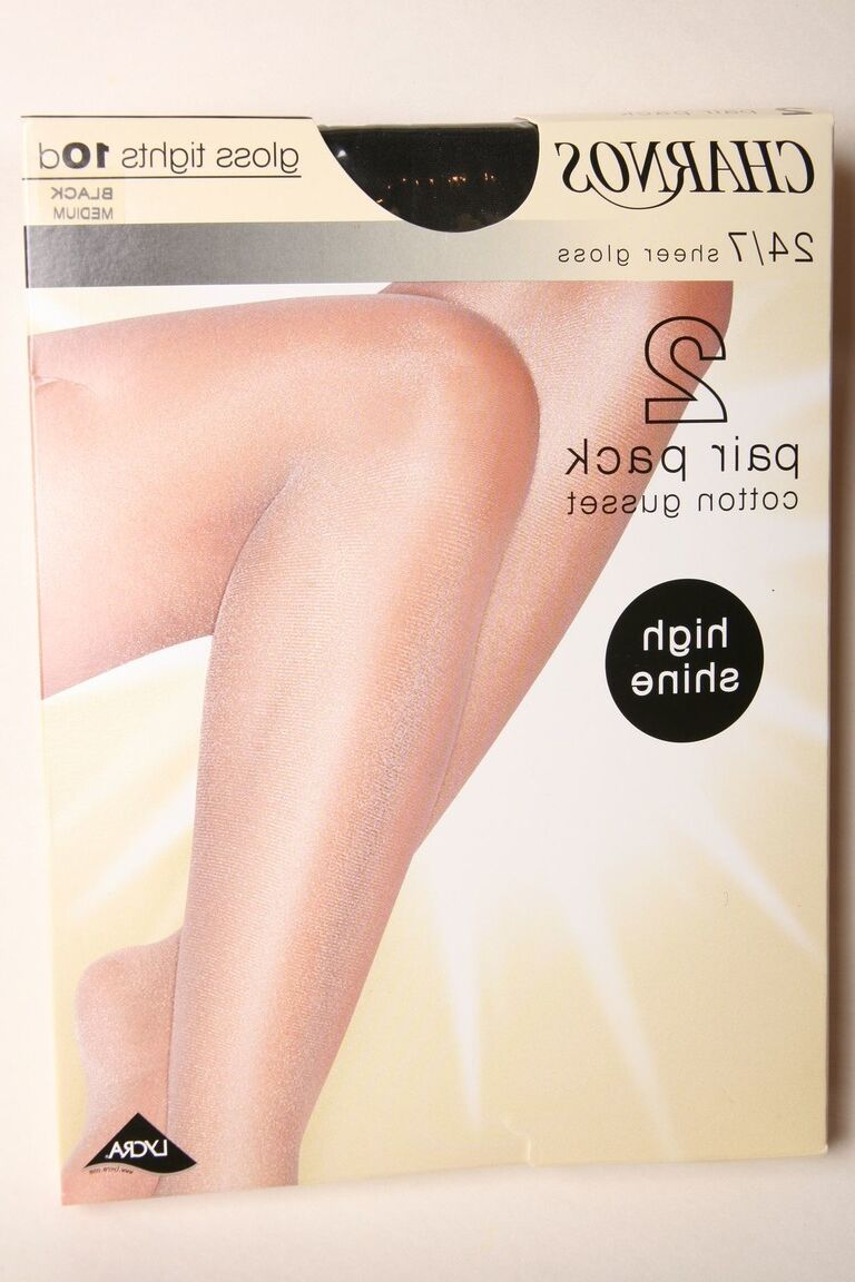 21P La douce blonde Rachel May se déshabille en collants et exhibe ses juggs parfaits.