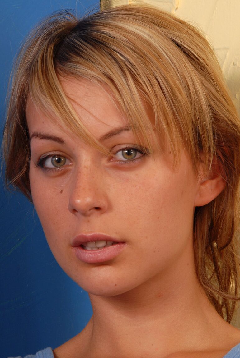 21P A adolescente americana esbelta Viki brinca com seus longos cabelos de buceta e exibe seus pés