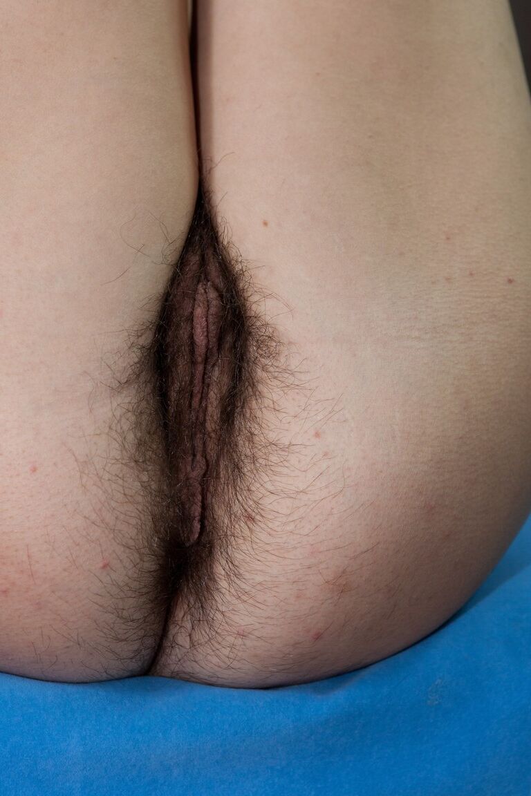 17P Loira com peitos pequenos Selena revela seu corpo