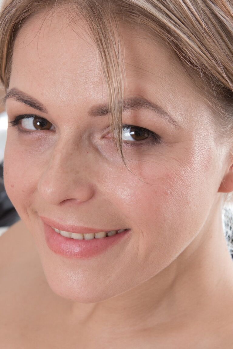 18P Süße Blondine mit dem haarigen blonden Biber Ayda neckt beim nackten Solo-Posieren