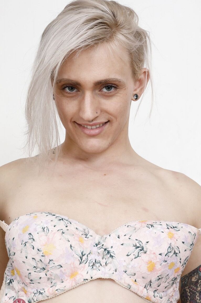 21P Kinky Lauren Laurent se mete un consolador desde su coño peludo hasta su apretado ano