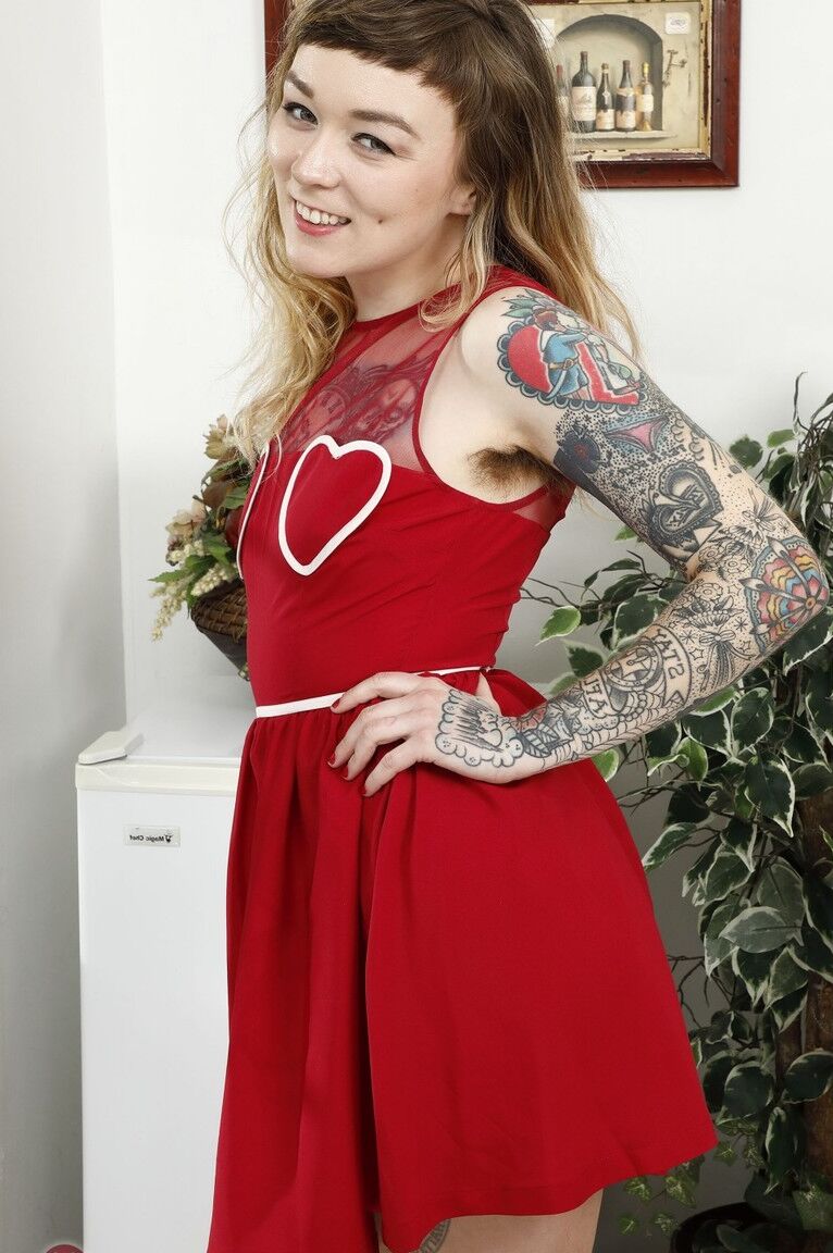 19P A garota fortemente tatuada Felicia Fisher mostra suas axilas peludas e seu castor