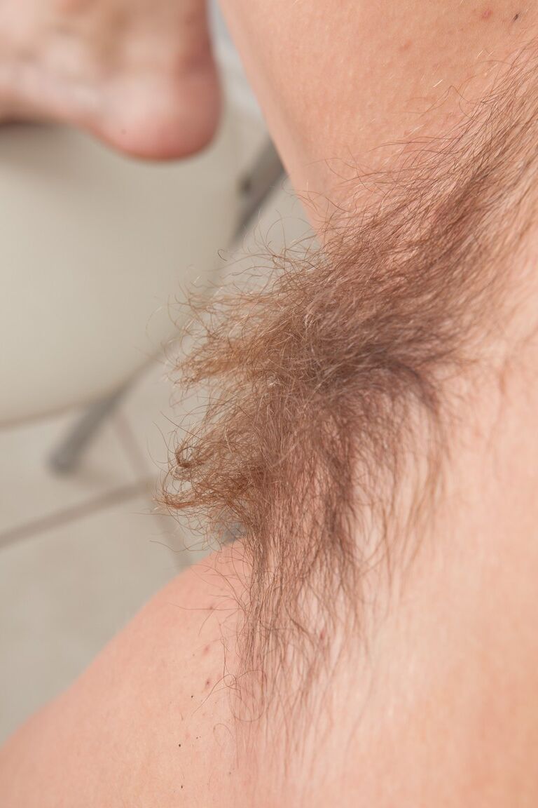 18P Princesa letã de seios grandes Claire G esfregando seu pedaço peludo sexy