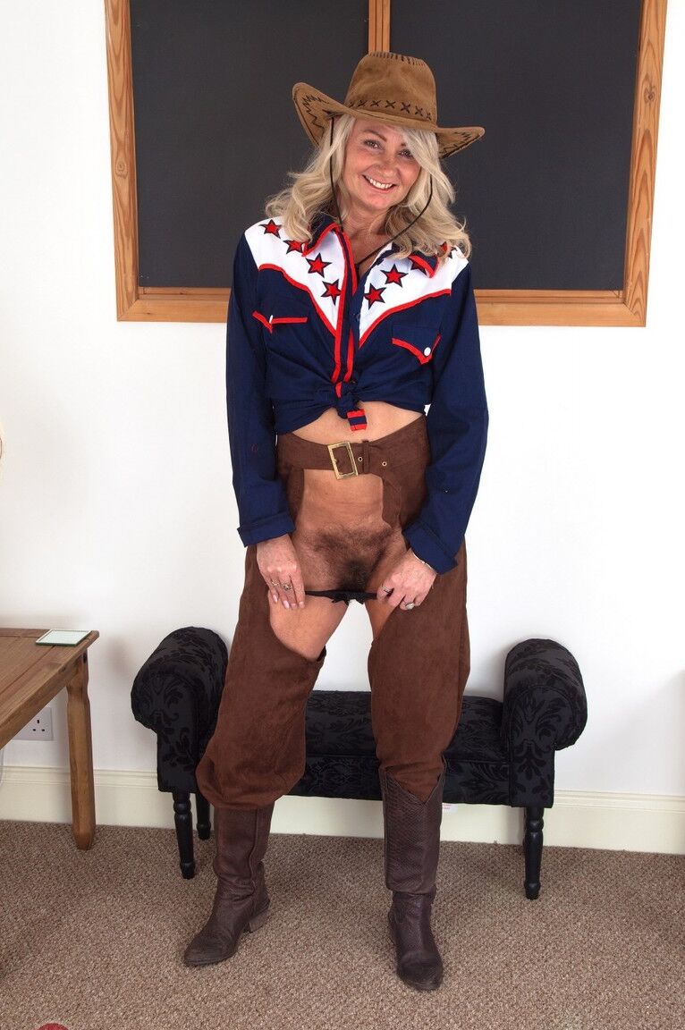 21P Cowgirl loira Ellen mostra sua enorme vulva espessa e peitos pequenos