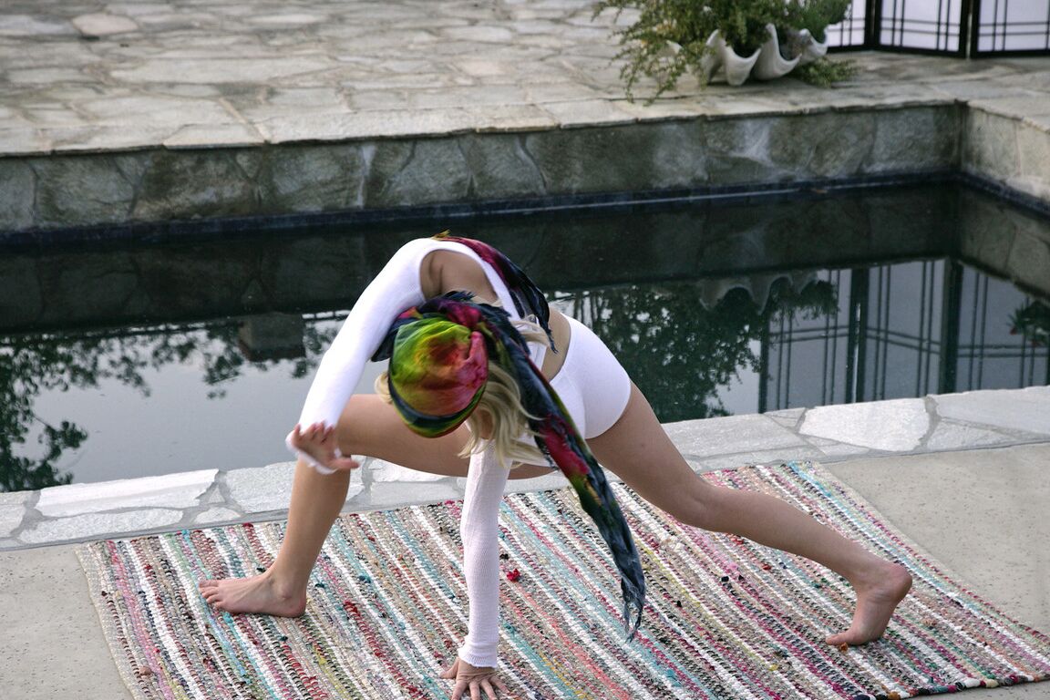17P La flexible hippie Arya Fae estira su cuerpo caliente con ropa ajustada de yoga al aire libre