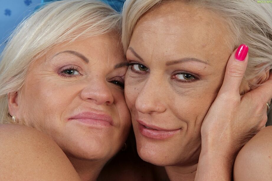 16P Iris et Vanessa Moore, lesbiennes matures aux gros seins, s'embrassent avec la langue avant de manger la chatte