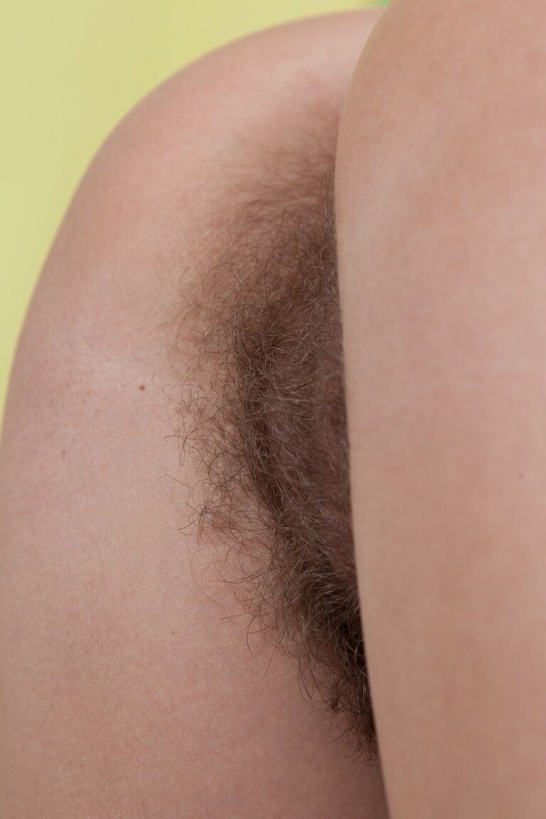 18P Fabulosa loira MILF Melania tira a roupa e toca sua vulva espessa e molhada