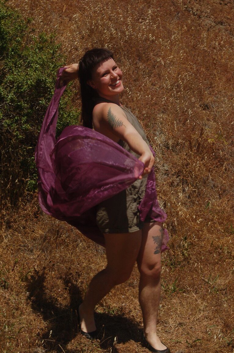 21P La chica alta Olivia Rose se desnuda en la naturaleza y muestra su vagina peluda de cerca