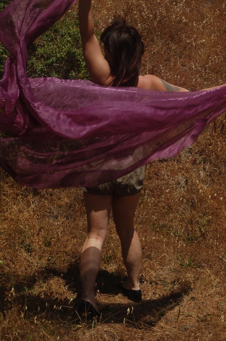 21P La chica alta Olivia Rose se desnuda en la naturaleza y muestra su vagina peluda de cerca