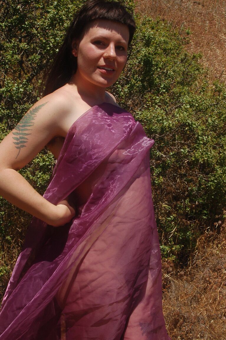 21P La chica alta Olivia Rose se desnuda en la naturaleza y muestra su vagina peluda de cerca