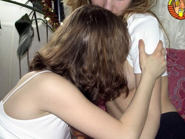20P De jeunes filles s'enregistrent en train de faire l'amour lesbien sur un canapé