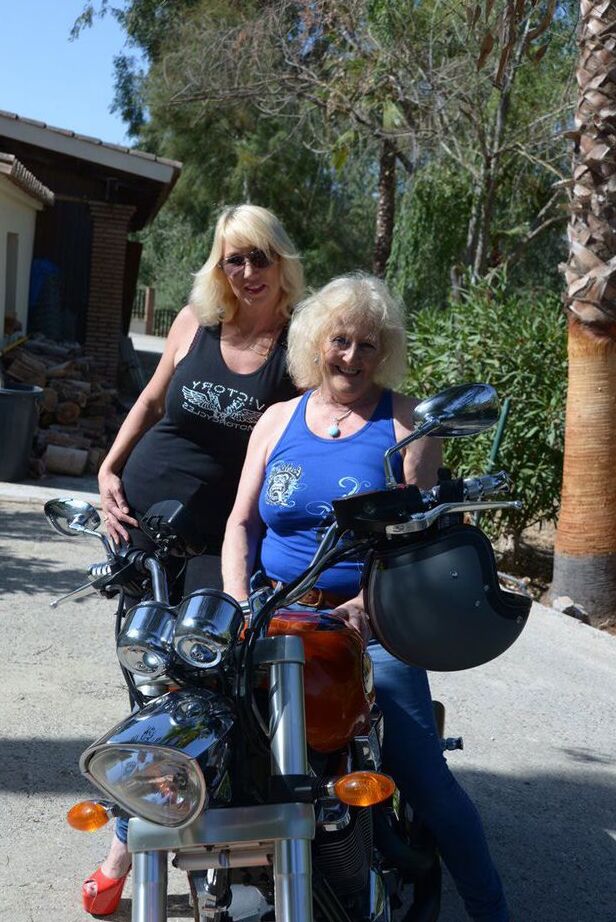 20P La madura rubia Melody descubre los pechos de una mujer y la acaricia en una moto