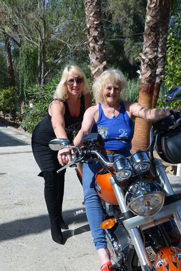 20P La madura rubia Melody descubre los pechos de una mujer y la acaricia en una moto