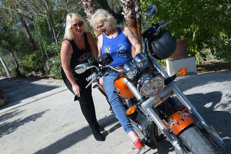 20P La madura rubia Melody descubre los pechos de una mujer y la acaricia en una moto
