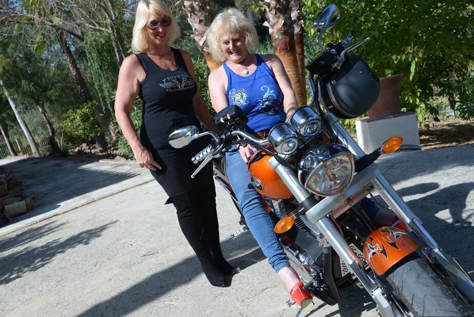 20P La madura rubia Melody descubre los pechos de una mujer y la acaricia en una moto