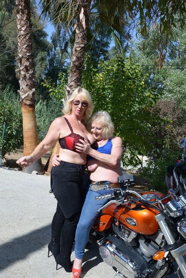 20P La madura rubia Melody descubre los pechos de una mujer y la acaricia en una moto