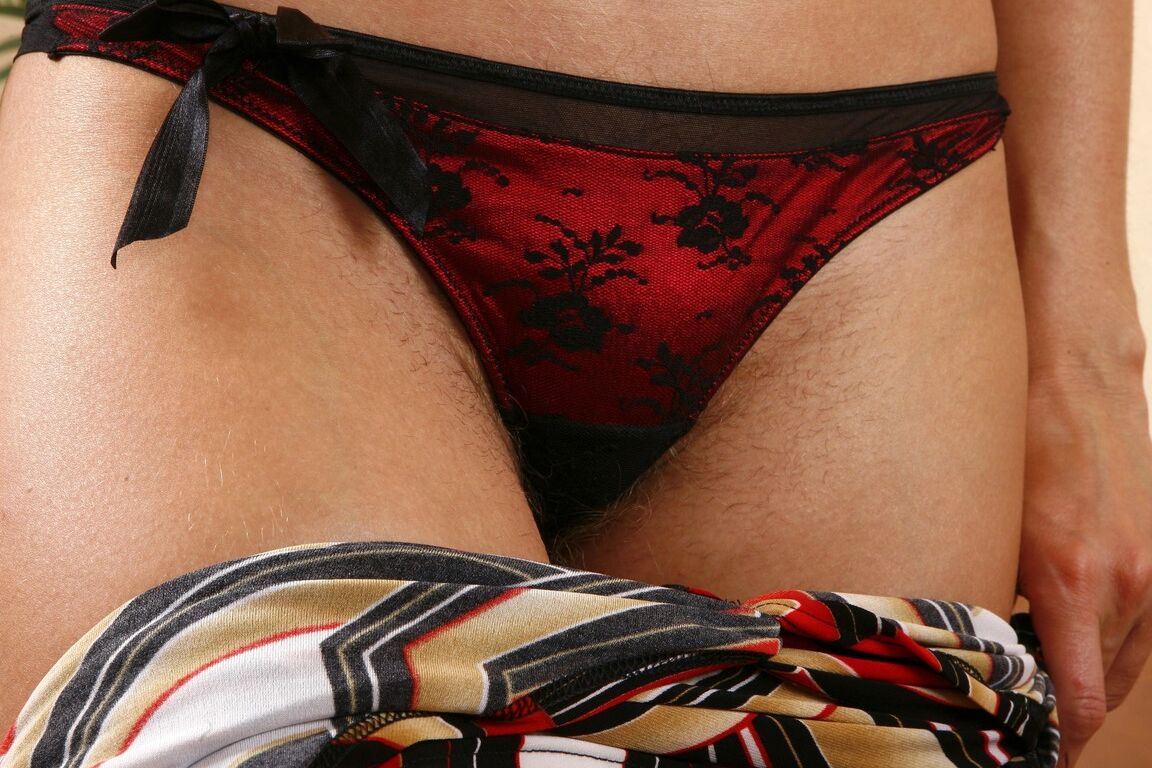 21P Julia, la rubia de tetas pequeñas, se tira el pelo largo del coño