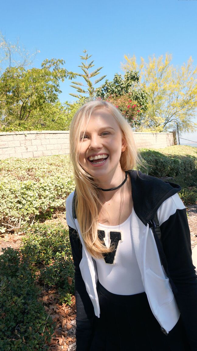18P La animadora rubia Lily Rader chupa una polla en POV