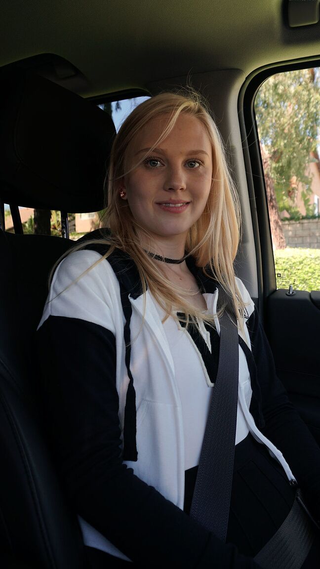 18P La animadora rubia Lily Rader chupa una polla en POV
