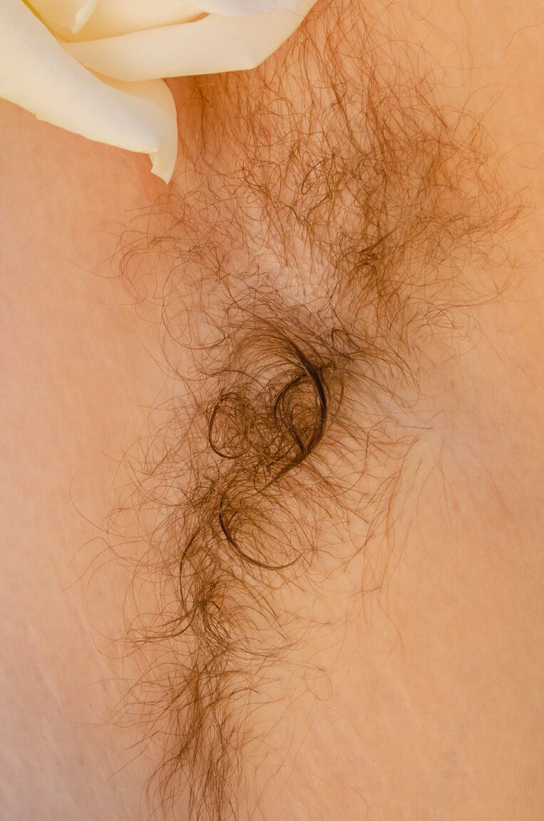 21P A beleza amadora Brooke Casey expõe cada centímetro de seu corpo super peludo do lado de fora