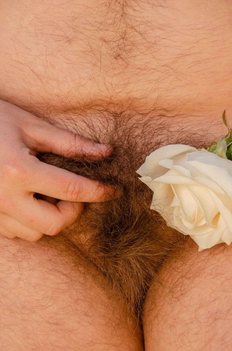 21P A beleza amadora Brooke Casey expõe cada centímetro de seu corpo super peludo do lado de fora