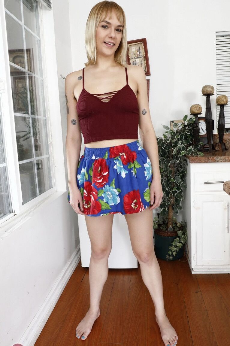 21P La joven rubia Sailor Luna se quita las bragas