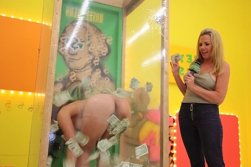 16P Aurora Monroe se deleita con momentos premium de lezzie XXX a cambio de dinero en efectivo