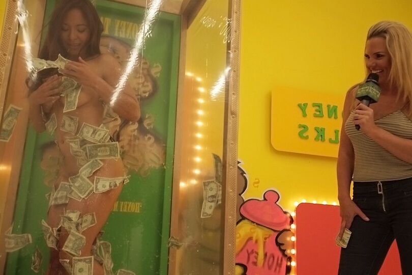 16P Aurora Monroe se deleita con momentos premium de lezzie XXX a cambio de dinero en efectivo