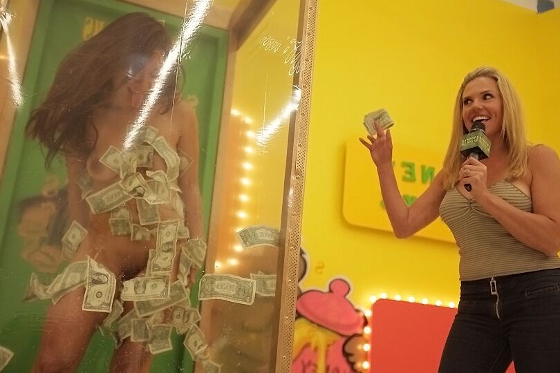 16P Aurora Monroe se deleita con momentos premium de lezzie XXX a cambio de dinero en efectivo