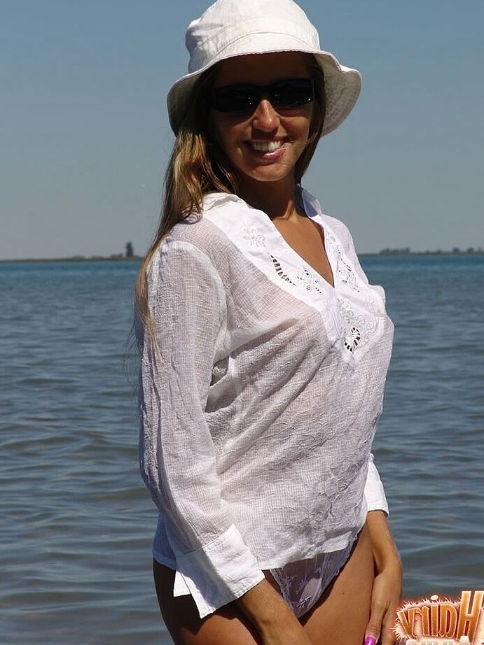 20P Sweet mom with a petite figure Lori Anderson reveals her tiny tits in the sea