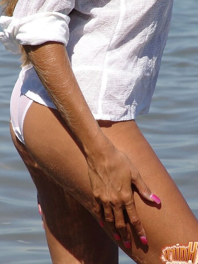 20P Sweet mom with a petite figure Lori Anderson reveals her tiny tits in the sea