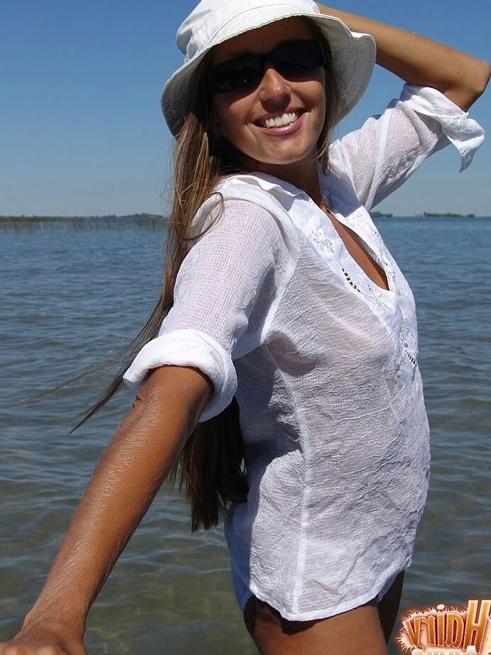 20P Sweet mom with a petite figure Lori Anderson reveals her tiny tits in the sea