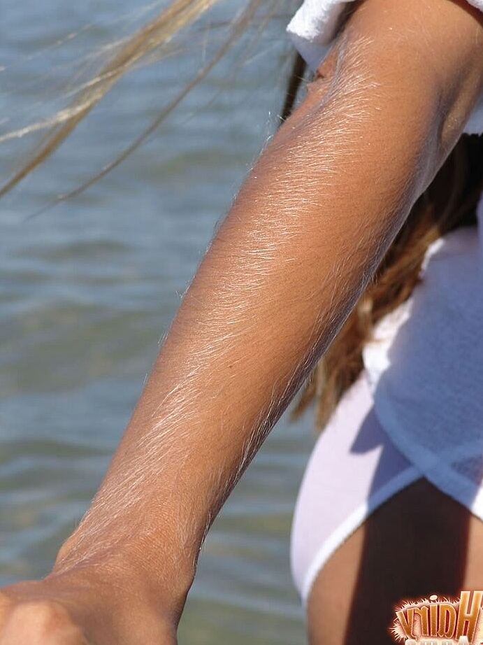 20P Sweet mom with a petite figure Lori Anderson reveals her tiny tits in the sea