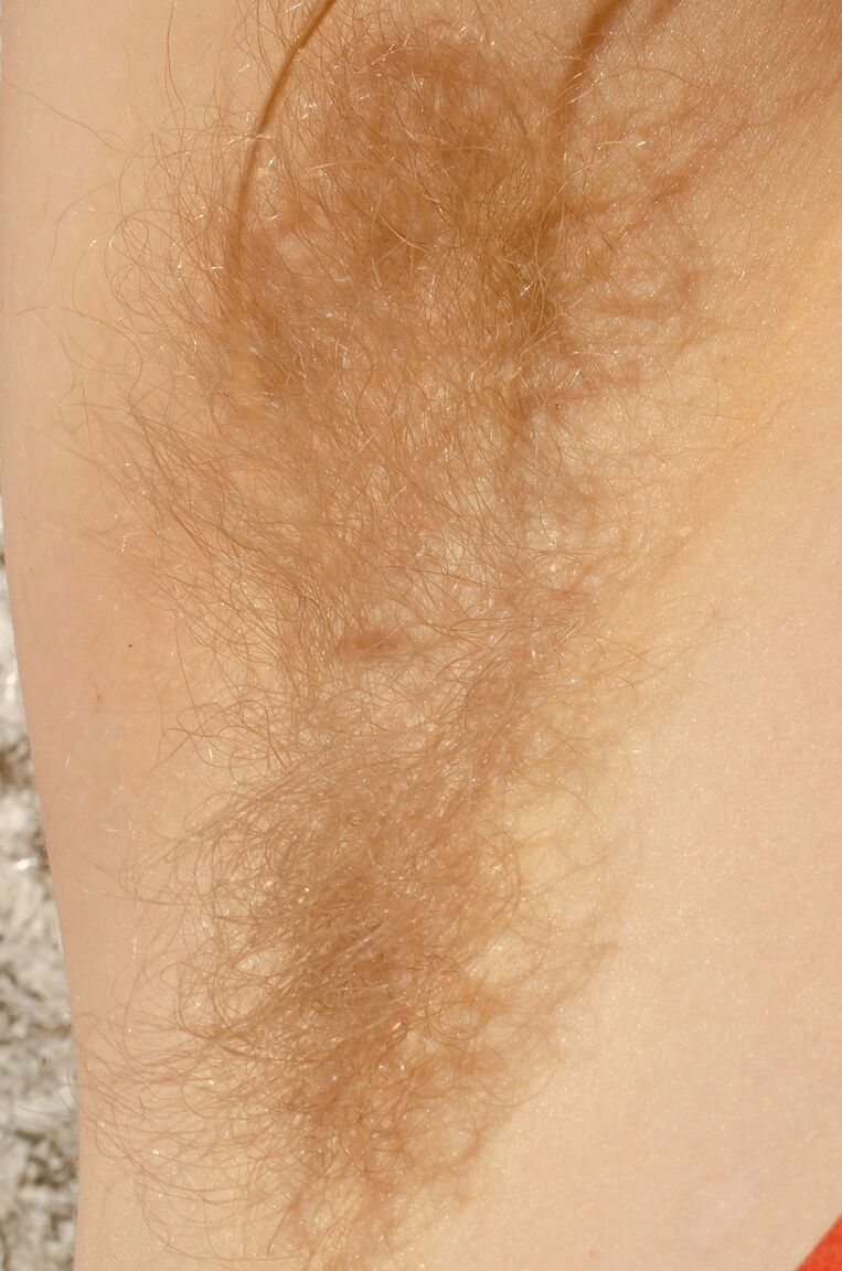 21P La caliente americana Vestacia JonQuil muestra sus enormes tetas y su cuerpo peludo en el agua