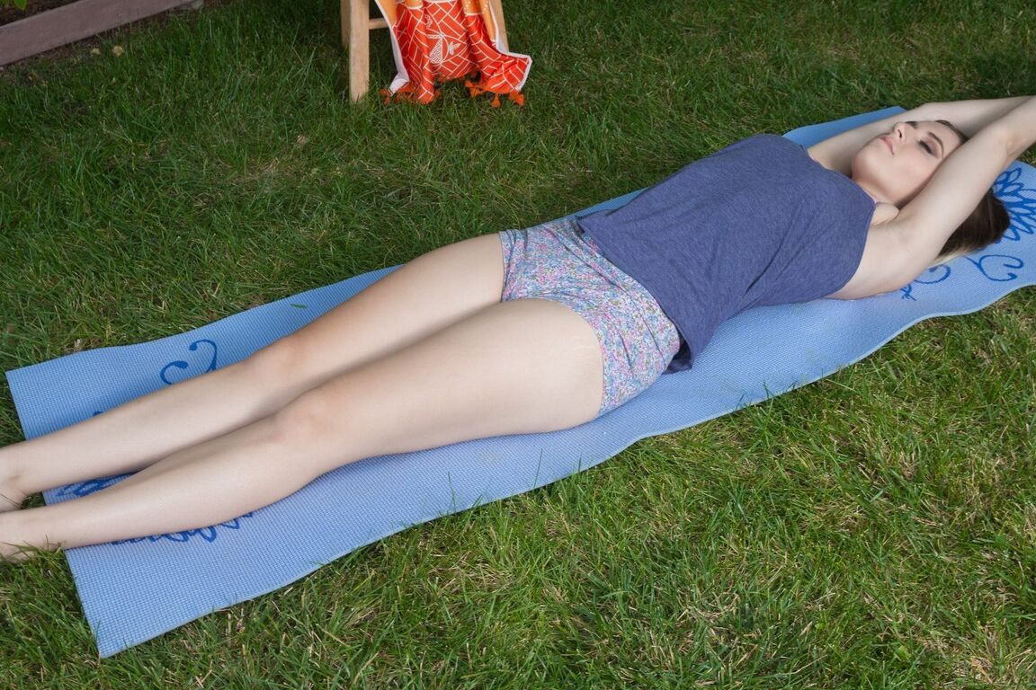 17P La modelo adolescente Niki Snow muestra su bonito culo y su chocho peludo al aire libre