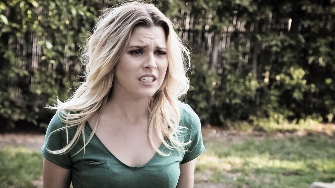 15P A adolescente loira Aubrey Sinclair participa de sexo hardcore com um instrutor de direção