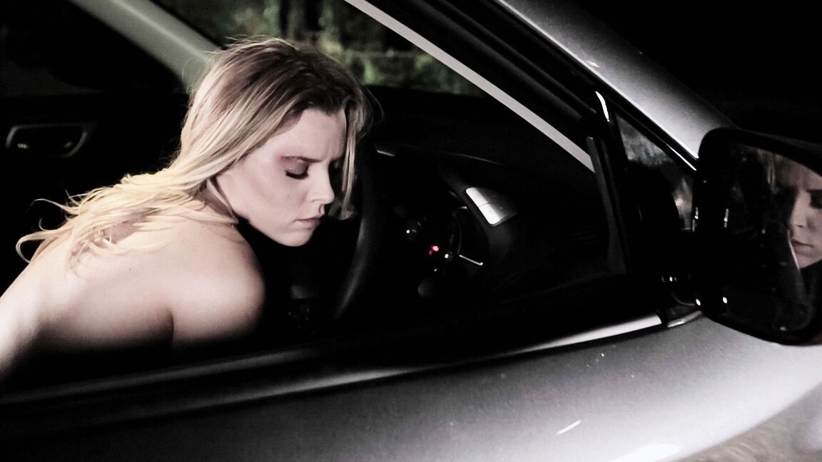 15P A adolescente loira Aubrey Sinclair participa de sexo hardcore com um instrutor de direção