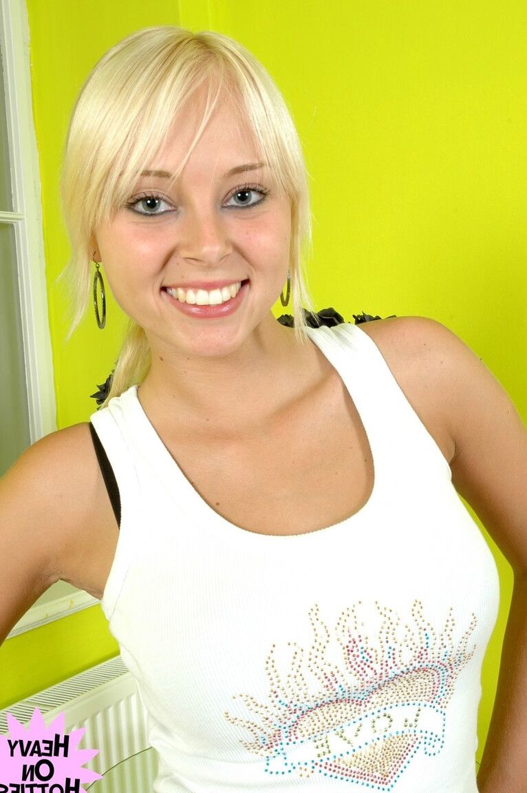 21P La blonde tchèque Nancy Sweetstorm montre ses petits seins et pose nue