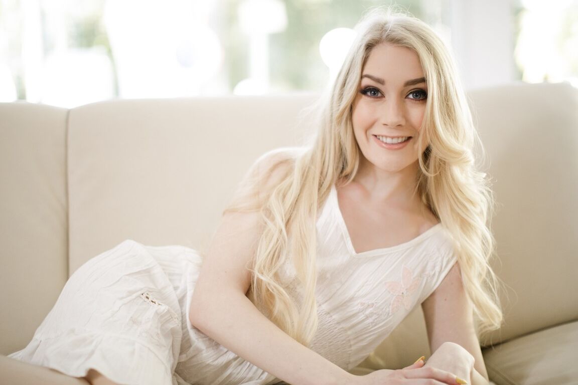 15P La joven rubia Emma Starletto gotea semen del coño después de una follada dura en un sofá