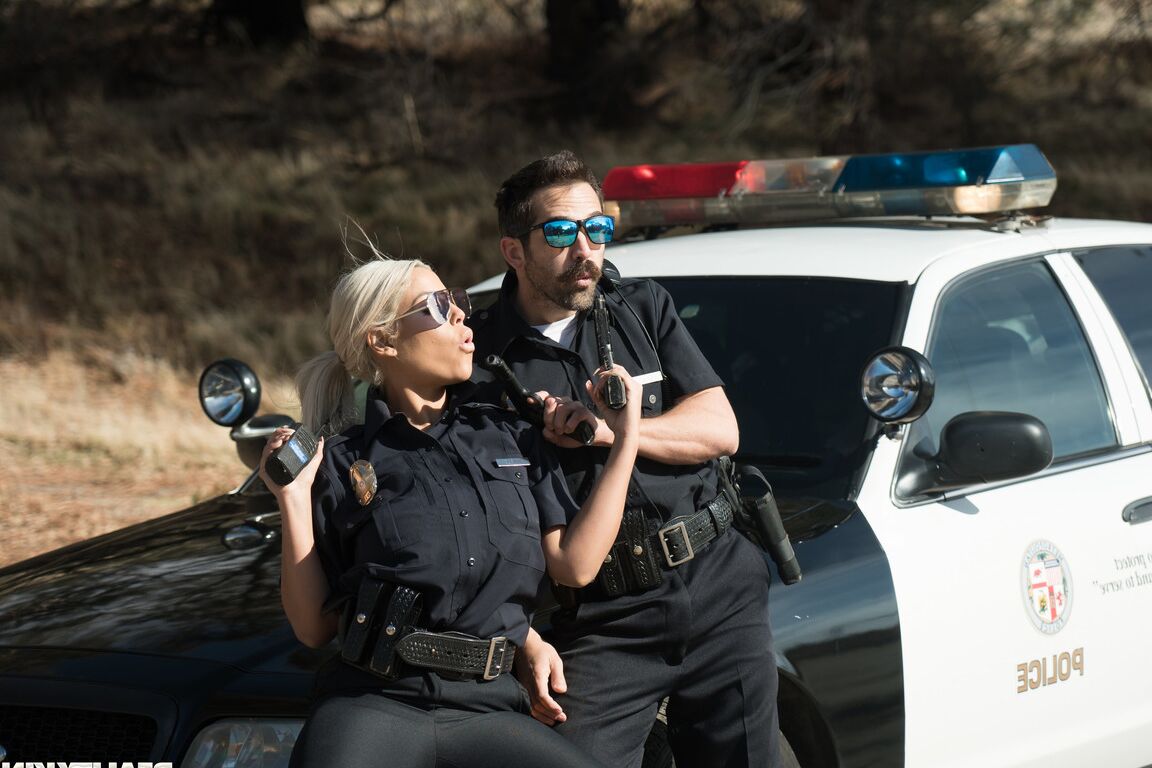 21P Loira espanhola cobre Bridgette B fode um criminoso gostoso no carro da polícia